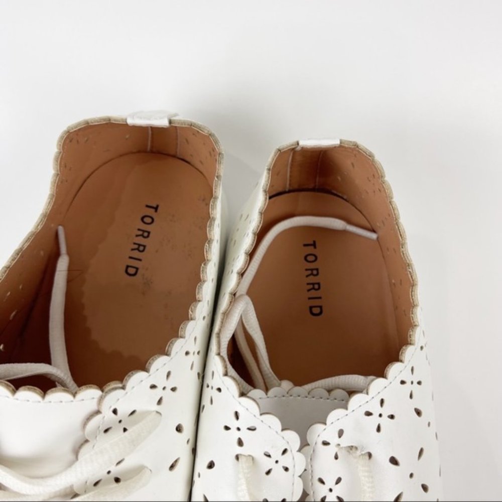 Torrid White Faux Leather Laser Cut Lace Up Sneakers Sz 10.5 Wide - Picture 8 of 10